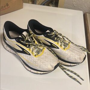 Brooks women’s Running Shoes - White and Yellow